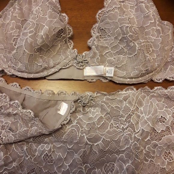 Victoria's Secret Very Sexy Lace Push Up Bra - Picture 2 of 3